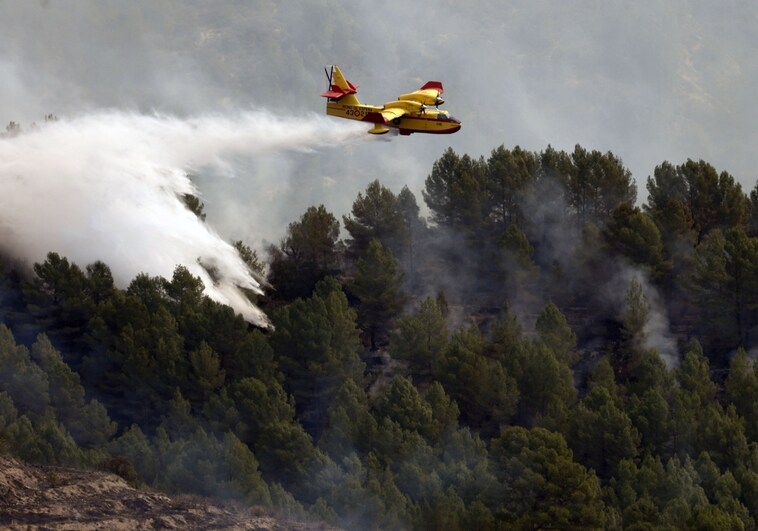 El incendio de Tàrbena evoluciona favorablemente y ya sin llama en el perímetro